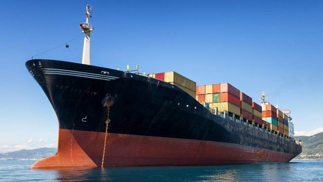 Buque portacontenedores navegando en alta mar