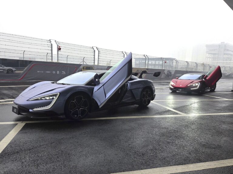 BYD Yangwang U9 hiperdeportivo eléctrico en pista de pruebas en Zhengzhou