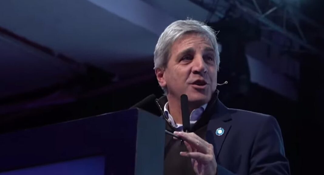 Luis Caputo hablando en el Latam Economic Forum 2026 en Buenos Aires