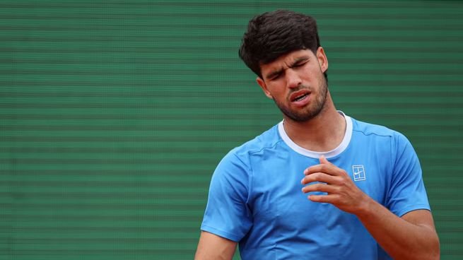 Carlos Alcaraz con gesto serio durante un partido de tenis