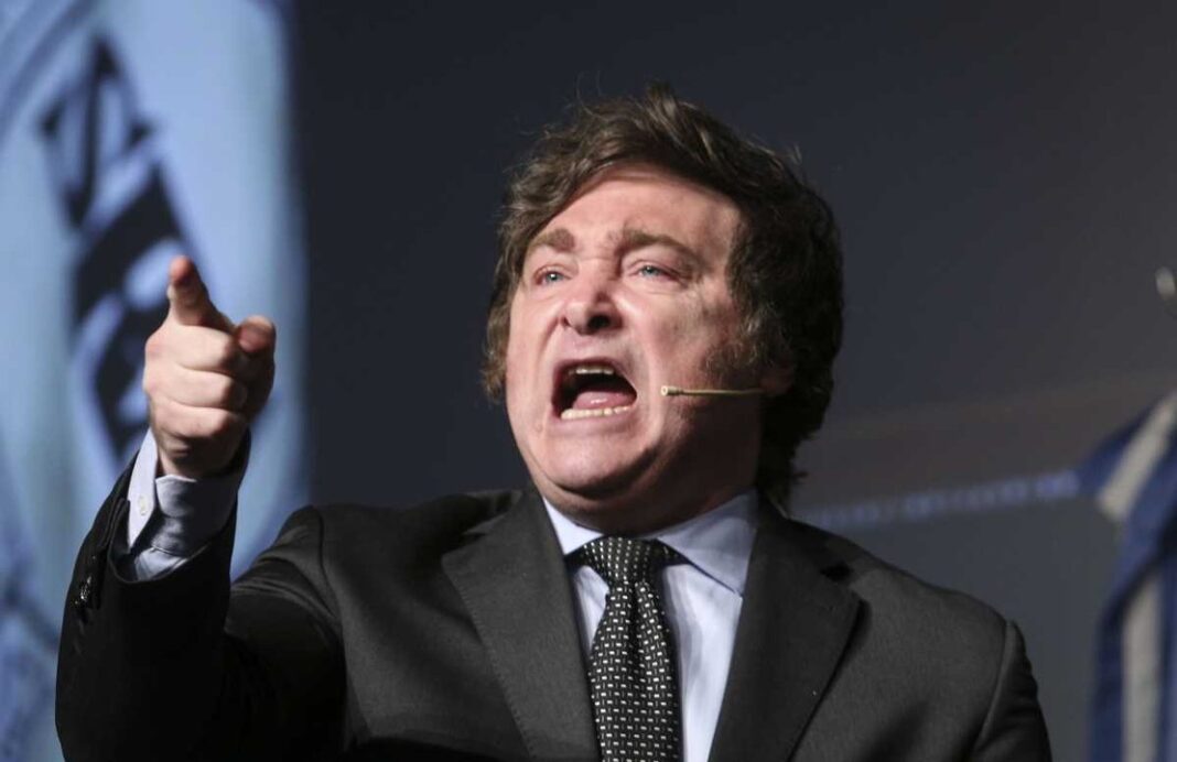 Manuel Adorni, jefe de Gabinete, en una conferencia de prensa