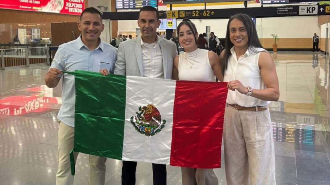Árbitros mexicanos César Arturo Ramos y Katia Itzel García durante concentración del Mundial 2026 en Miami