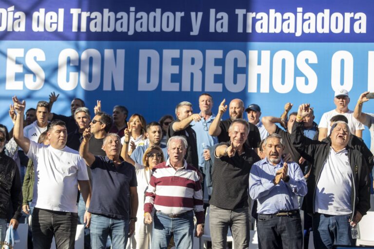 Multitud en Plaza de Mayo durante el acto de la CGT por el Día del Trabajador