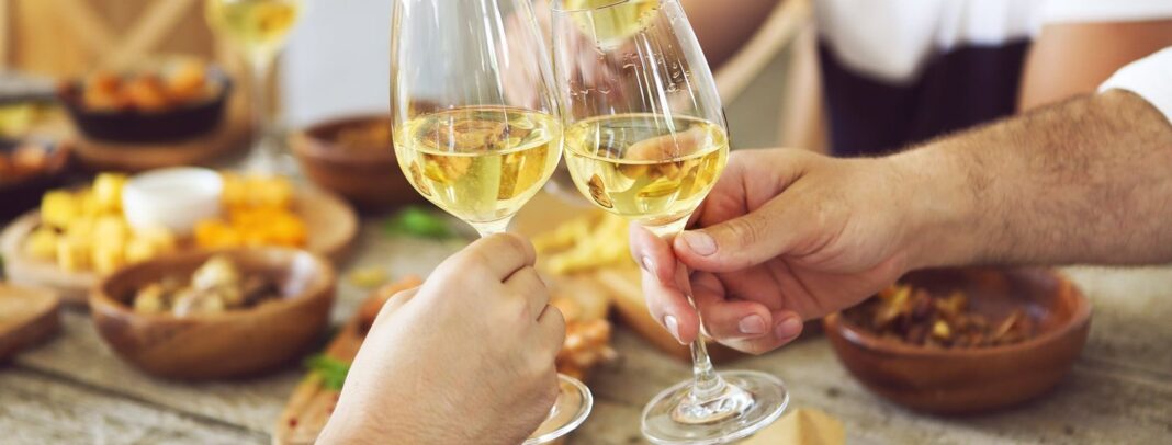 Botellas de vino Chardonnay argentino en una bodega