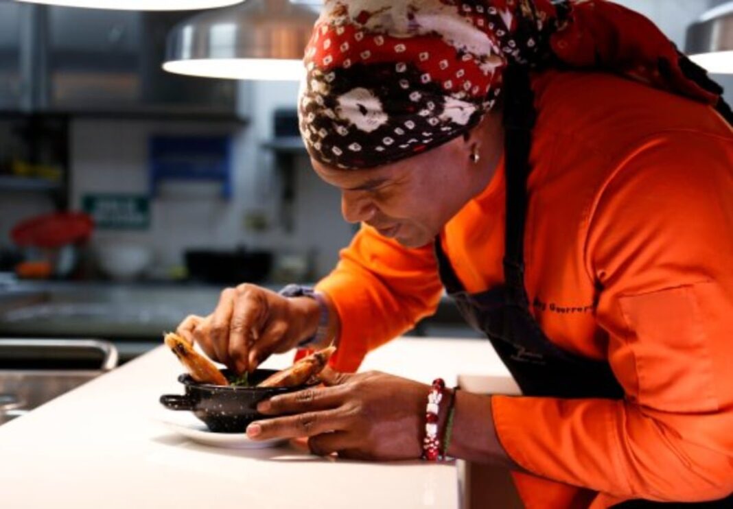 Rey Guerrero cocinando con ingredientes del Pacífico colombiano