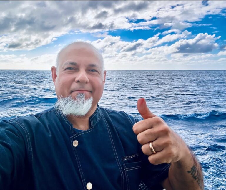 Khabir Moraes, chef del crucero MV Hondius, en la cocina del barco