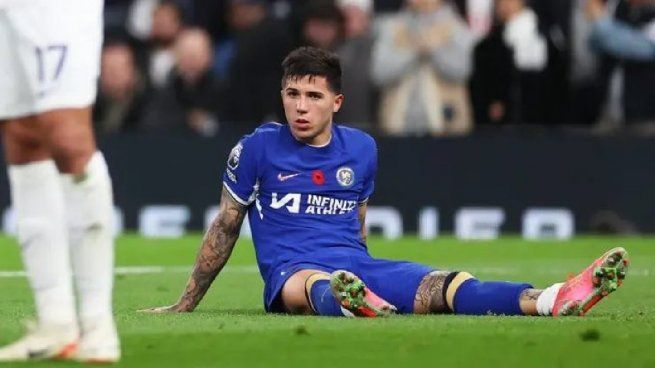 Jugadores del Chelsea cabizbajos tras perder la final de la FA Cup ante el Manchester City en Wembley