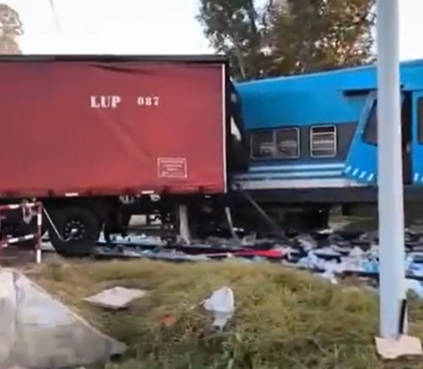 Formación del tren San Martín tras chocar con un camión en Pilar