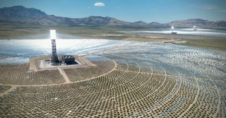 Vista aérea de la planta termosolar Ivanpah con miles de espejos heliostatos en el desierto de Mojave