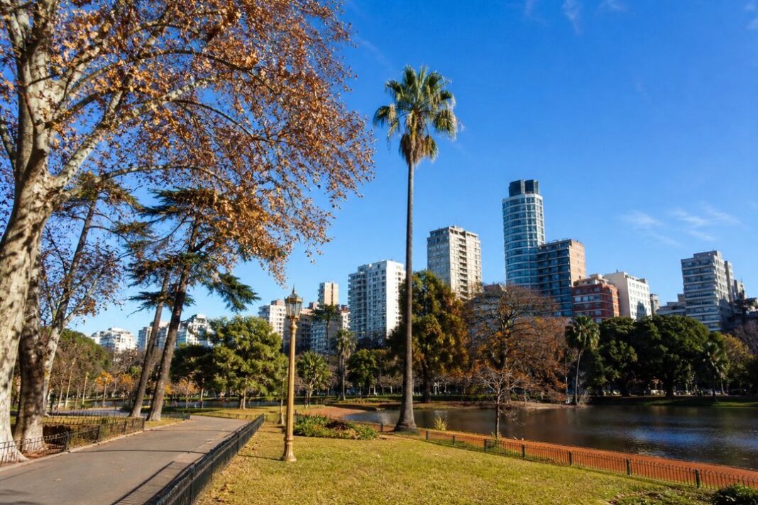 Cielo parcialmente despejado sobre la Ciudad de Buenos Aires