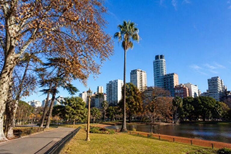 Cielo parcialmente despejado sobre la Ciudad de Buenos Aires