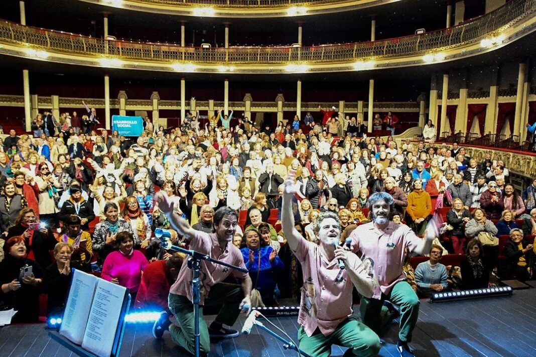 Adultos mayores disfrutan de la función gratuita de Jubilandia en el Teatro Coliseo Podestá de La Plata