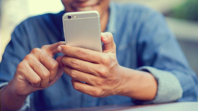 Claude asistente inteligencia artificial en smartphone Android e iOS