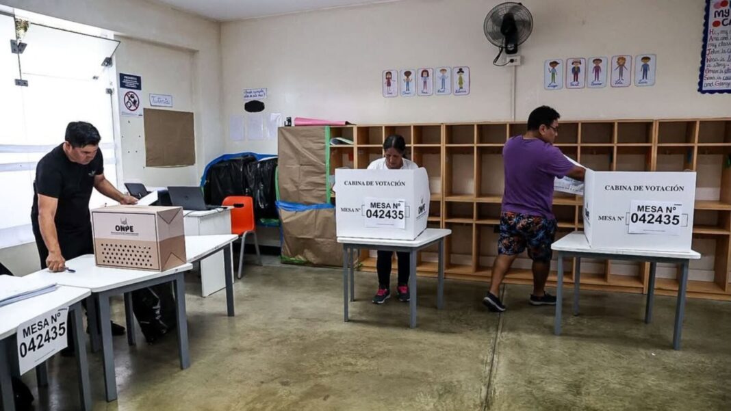 Sesión del pleno del Congreso de Perú aprobando dictamen sobre locales de votación