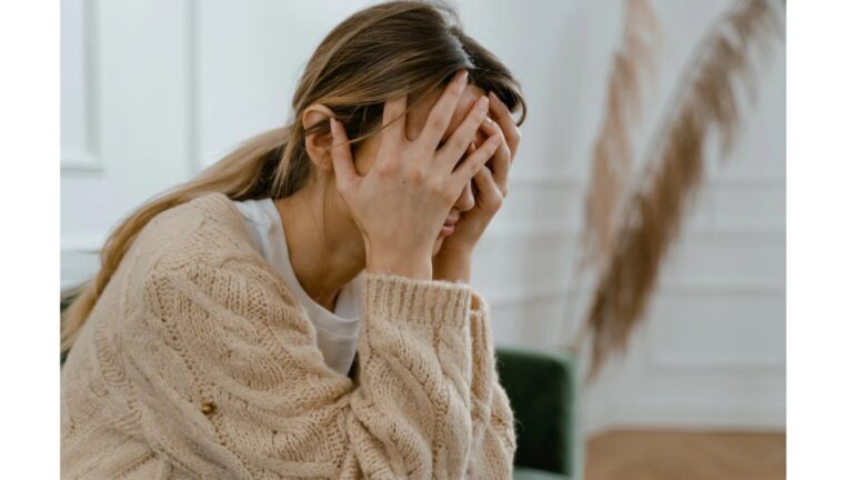 Persona practicando respiración profunda para controlar la ansiedad