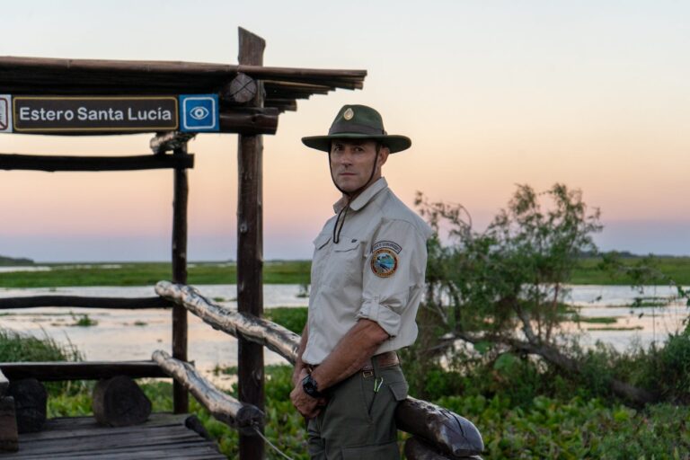 Guardaparque nacional en un área protegida de Argentina