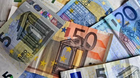 Billetes de euro y de dólar sobre una mesa