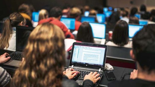 Representación de una red digital con contenido generado por inteligencia artificial y símbolos de automatización