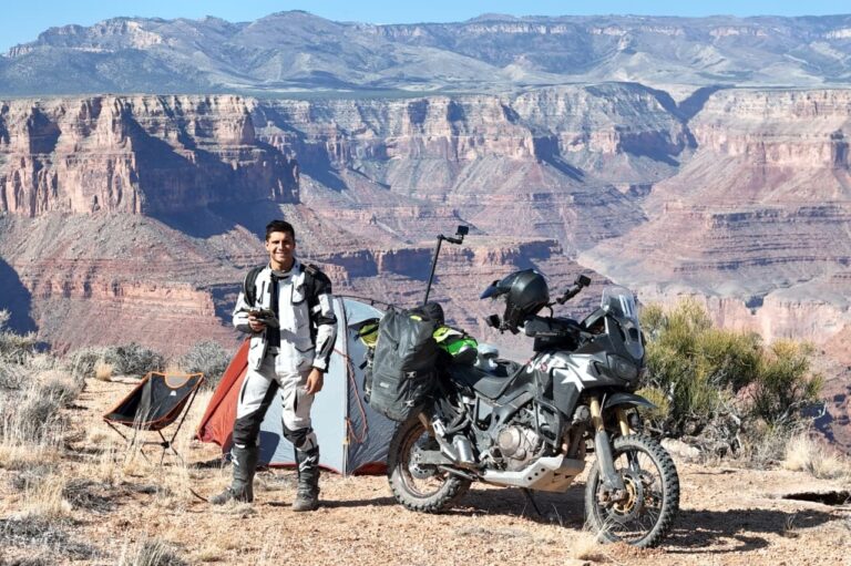 Sebastián Villanueva en su moto frente al Obelisco de Buenos Aires tras completar su viaje de Ushuaia a Alaska