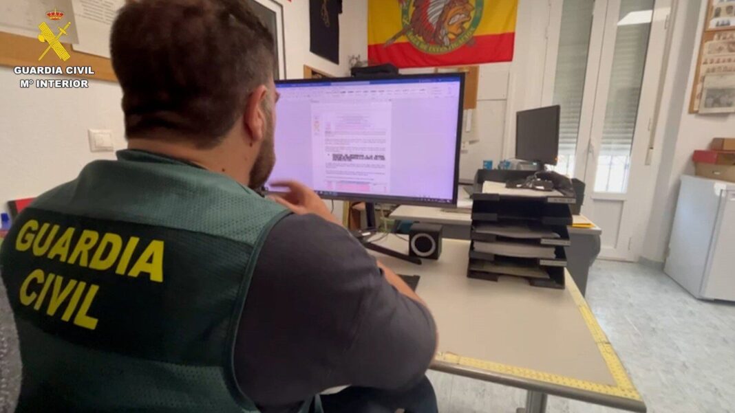 Guardia Civil durante operativo de detención en la operación Lorath