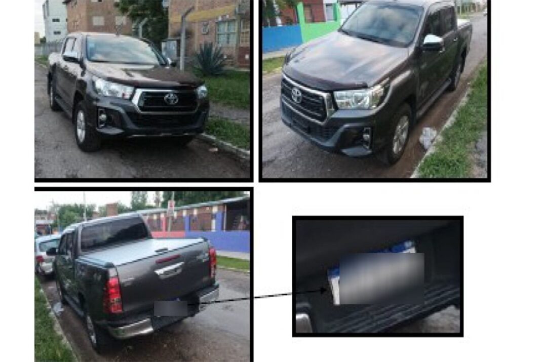 Camioneta Toyota Hilux estacionada en la vía pública