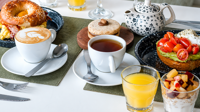 Tetera y taza de té en una cafetería de Buenos Aires