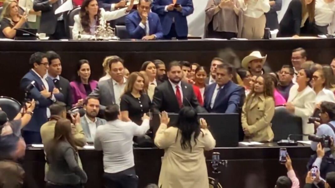 Diputados de Morena y PRI se enfrentan en la tribuna de San Lázaro durante debate de reforma judicial