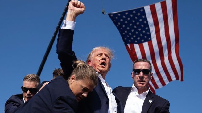 Donald Trump en un acto público con agentes del Servicio Secreto