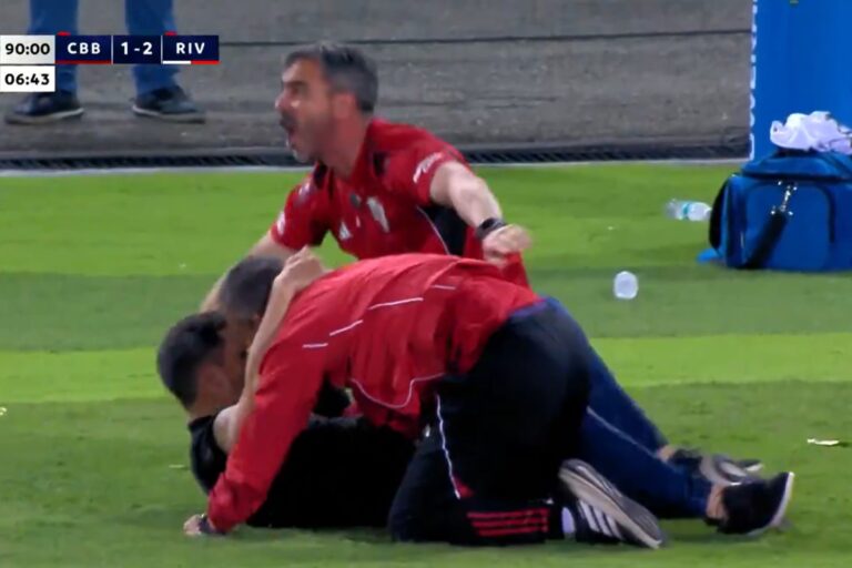 Eduardo Coudet tirado en el césped celebrando el gol de la victoria de River ante Carabobo