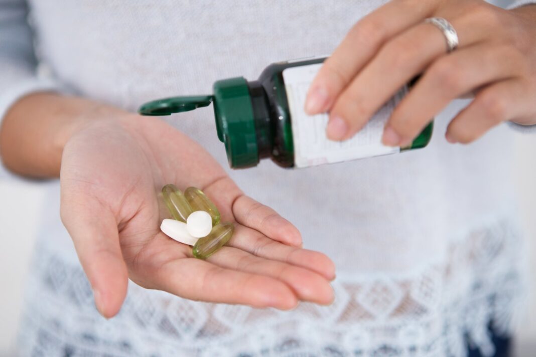 Suplementos de vitamina B12 en un frasco de vidrio