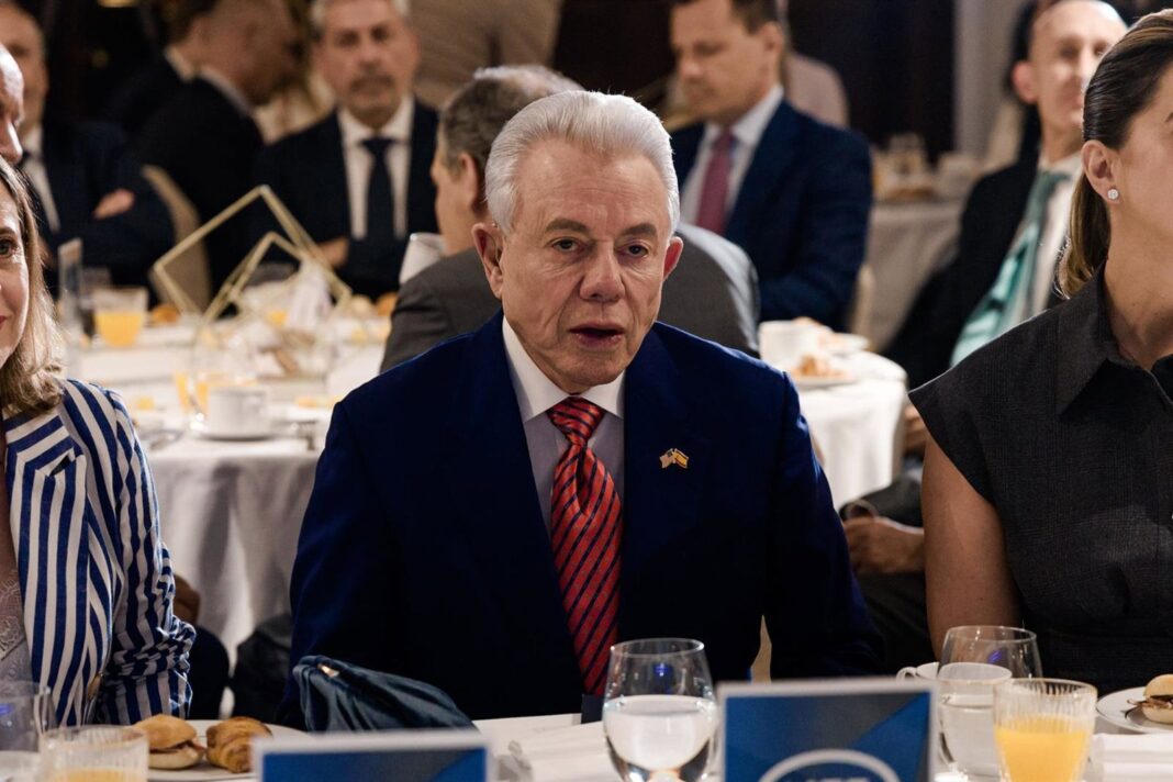 Embajador de Estados Unidos en España Benjamin León en un desayuno informativo