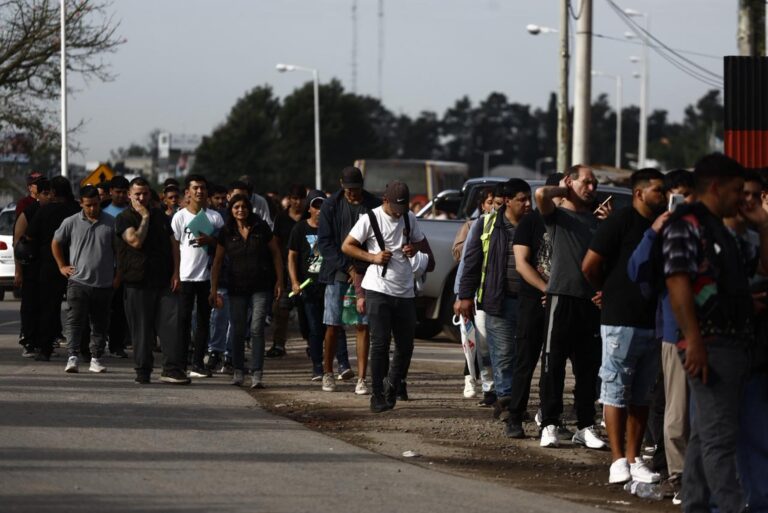 Filas de postulantes en un frigorífico de Moreno, provincia de Buenos Aires, reflejando la escasez de empleo privado formal en Argentina