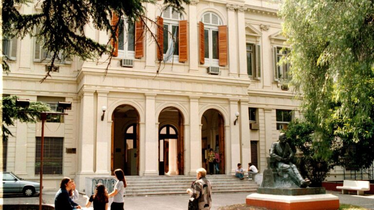 Estudiantes en la entrada de la Facultad de Psicología de la Universidad Nacional de La Plata