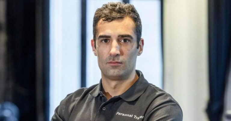 Persona mayor realizando ejercicios de fuerza adaptados con supervisión de un entrenador personal