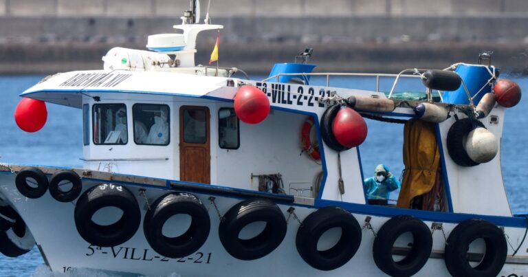 Crucero MV Hondius fondeado en el puerto de Granadilla de Abona, Tenerife, durante el operativo de repatriación por brote de hantavirus