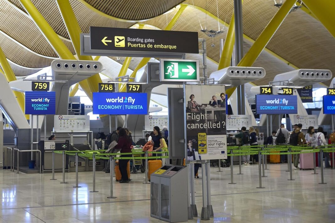 Avión en aeropuerto con pasajeros abordando
