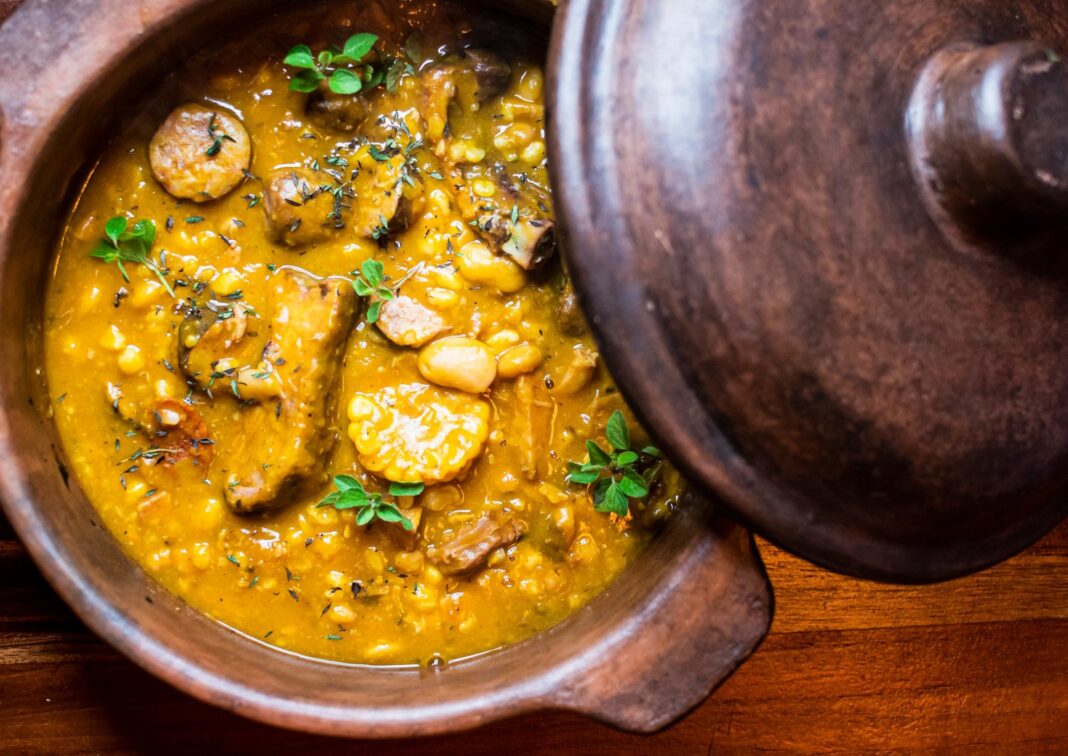 Plato de locro con ingredientes típicos argentinos