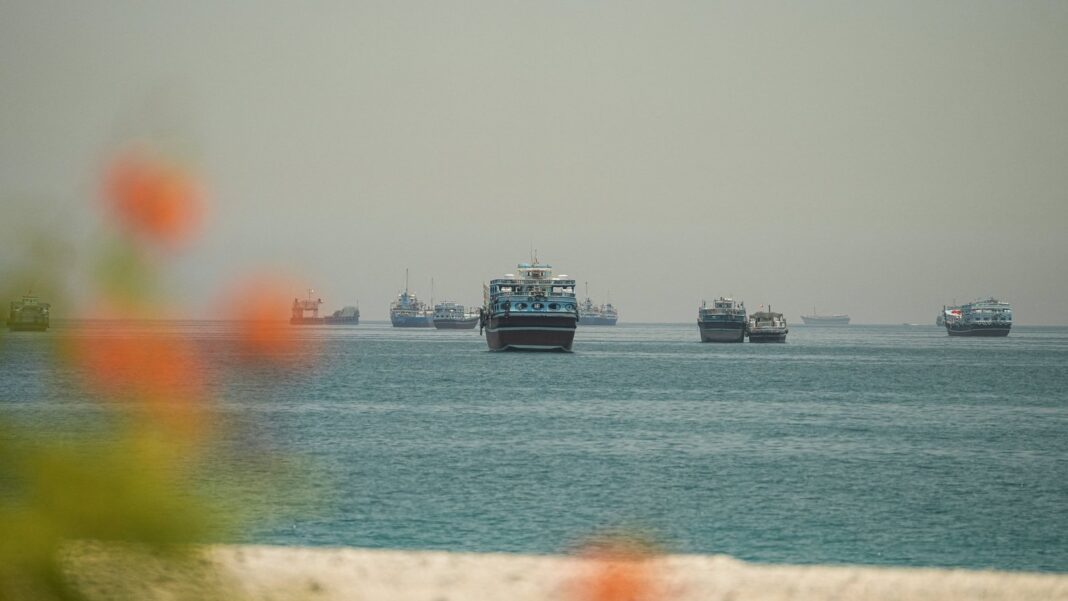 Mapa del estrecho de Ormuz y banderas de Estados Unidos e Irán