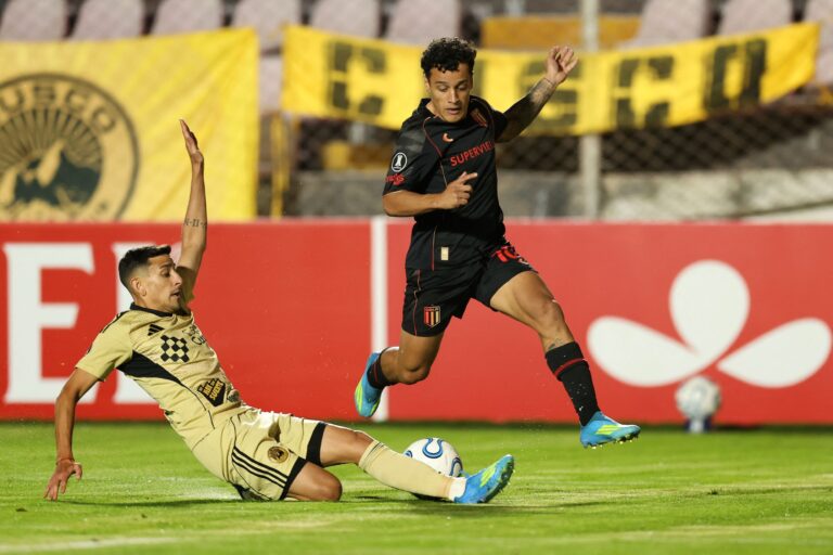 Fernando Muslera atajando un remate durante el partido entre Cusco FC y Estudiantes por la Copa Libertadores
