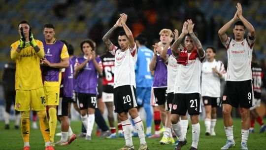 Partido de fútbol entre Flamengo y Estudiantes en el Estadio Maracaná
