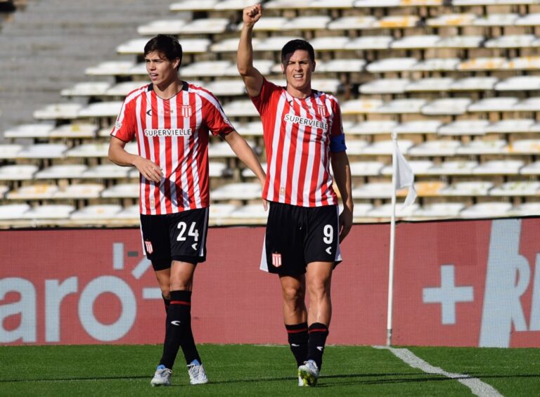 Jugadores de Estudiantes celebrando un gol ante Rosario Central en el estadio Mario Kempes