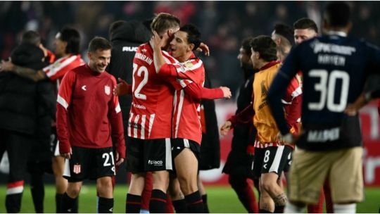 Jugadores de Estudiantes celebrando el gol de Mikel Amondarain ante Independiente Medellín en el estadio Jorge Luis Hirschi