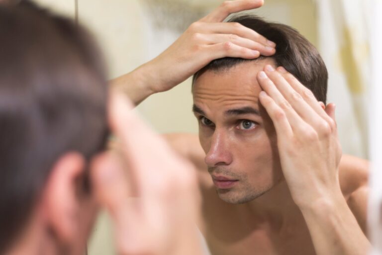 Microscopía de folículo piloso humano en estudio de Harvard sobre caída del cabello