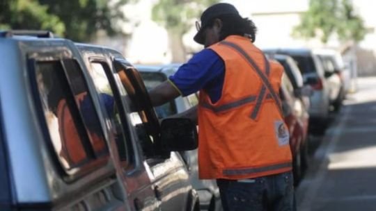 Teléfono móvil mostrando la aplicación SEMM para estacionamiento en Córdoba