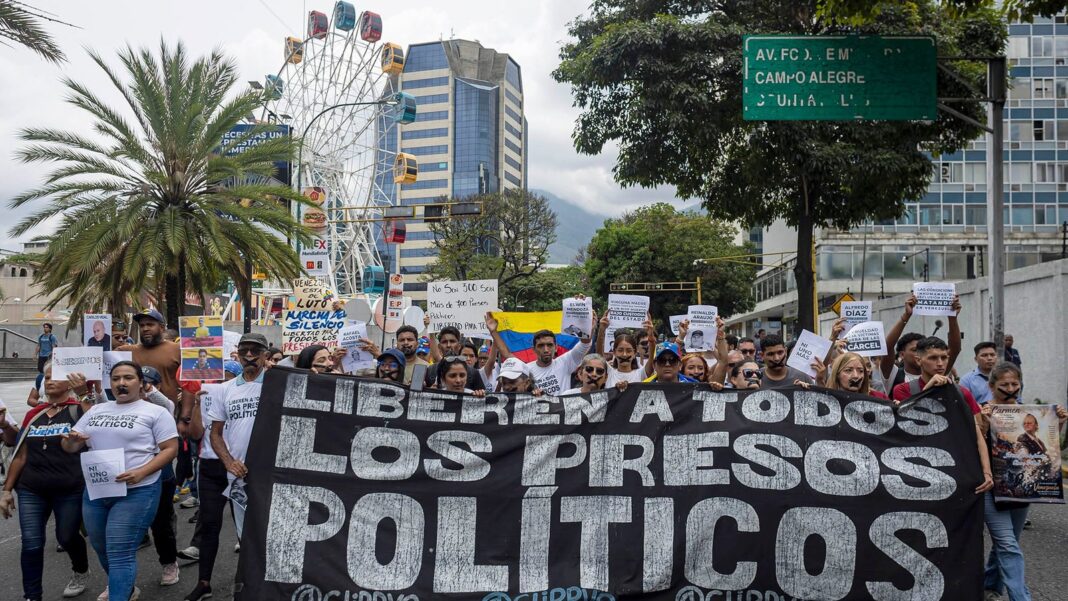 Familiares de presos políticos realizan vigilia frente a la cárcel de Rodeo I en Venezuela