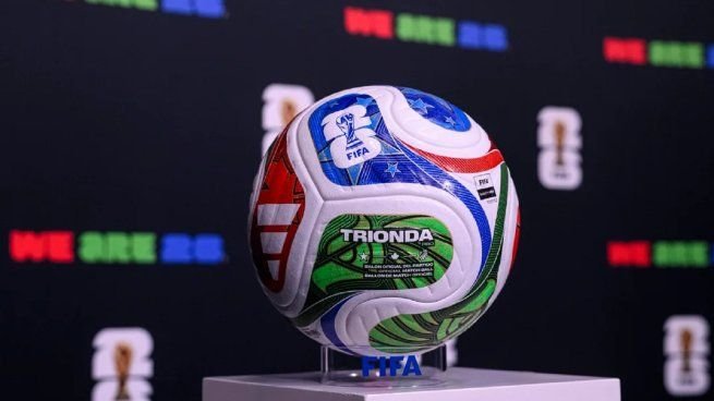 Pelota Trionda del Mundial 2026 con colores azul, verde y rojo