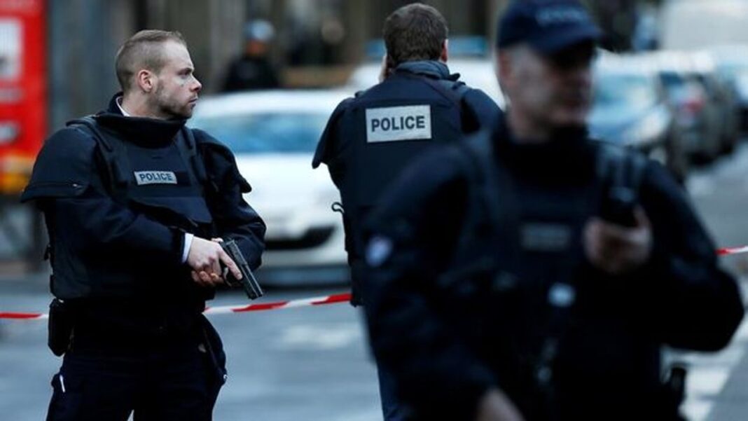 Policía custodia el lugar del tiroteo en Nantes, Francia