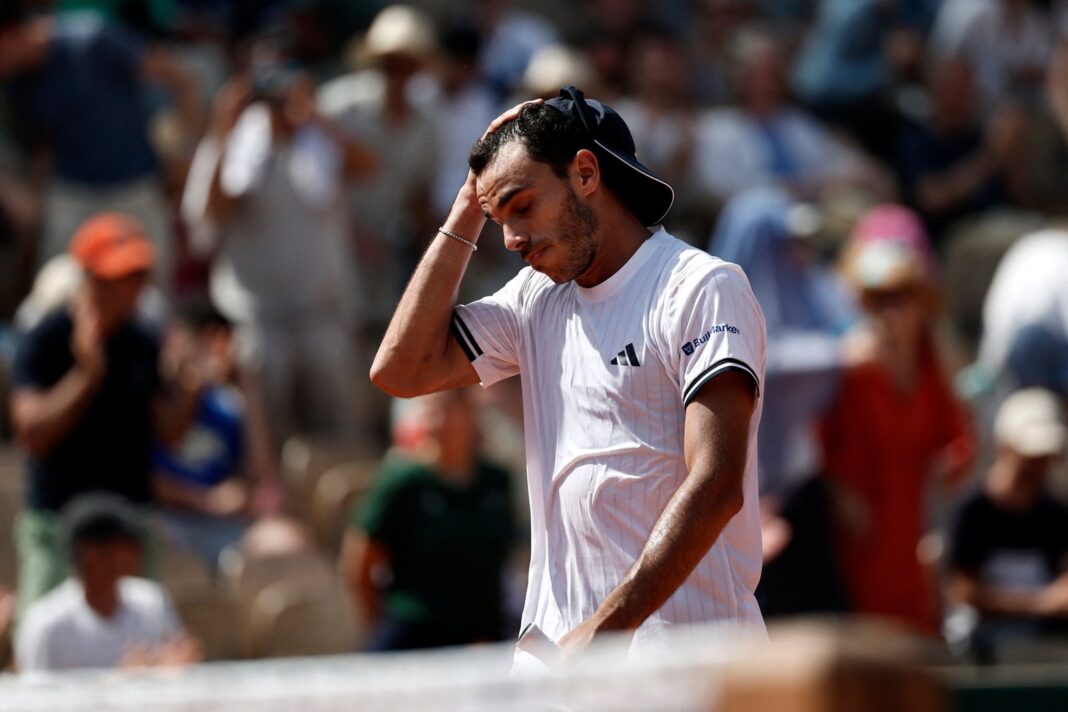 Francisco Cerúndolo durante el partido contra Zachary Svajda en Roland Garros