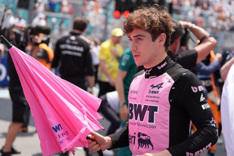 Franco Colapinto en el garaje de Alpine durante el Gran Premio de Miami
