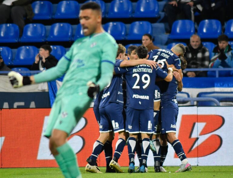 Jugadores de Gimnasia celebrando el gol ante Vélez